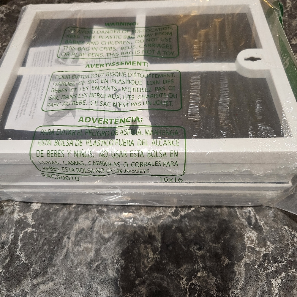 White plastic 6 pack. Did not want to cut open the plastic.